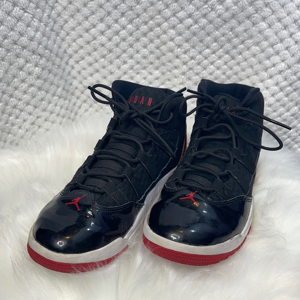 Boy Jordan 2.5Y Black Red Sneakers